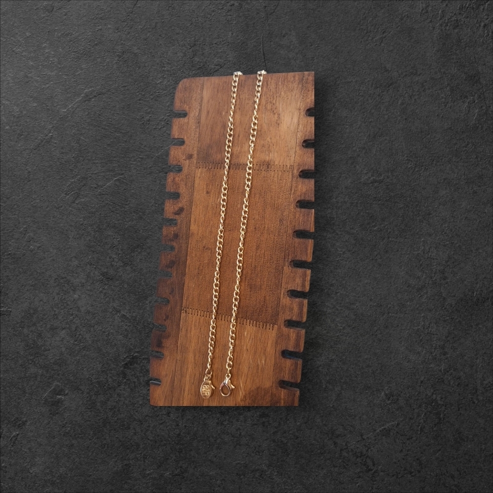 Elegant Gold Chain Necklace/Madk Holder